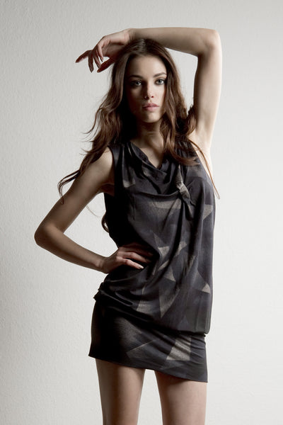 NORDENFELDT Juna, short dress with abstract allover print in black, draped front and collar and deep slit at back part