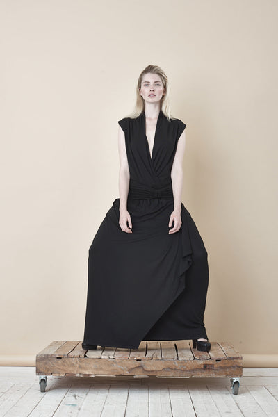 NORDENFELDT Ellen, long maxi dress with adjustable belt and crossed V-neck in black