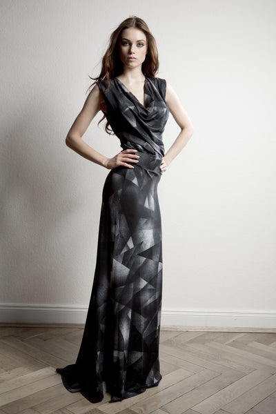 NORDENFELDT Jolin, extra long maxi dress with abstract allover print, draped front and collar in black