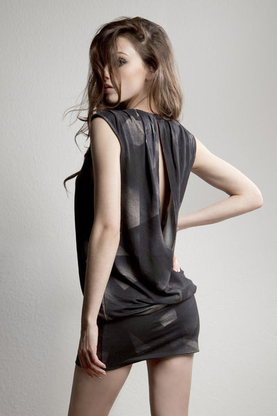 NORDENFELDT Juna, short dress with abstract allover print in black, draped front and collar and deep slit at back part