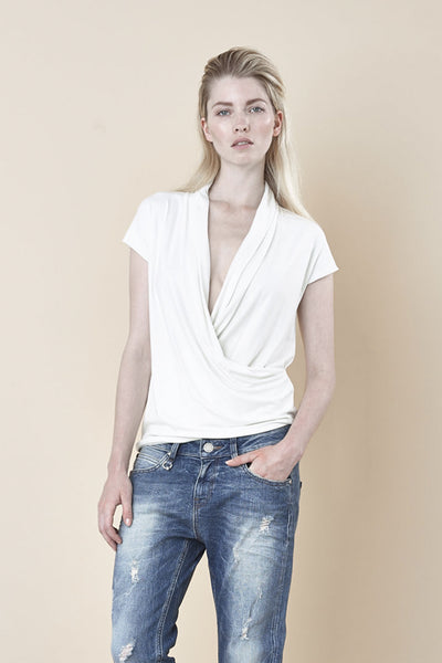 NORDENFELDT Nude Sophie, top in crème with draped and deep crossed V-neck and short sleeves