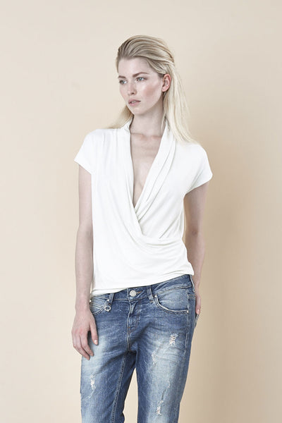 NORDENFELDT Nude Sophie, top in crème with draped and deep crossed V-neck and short sleeves